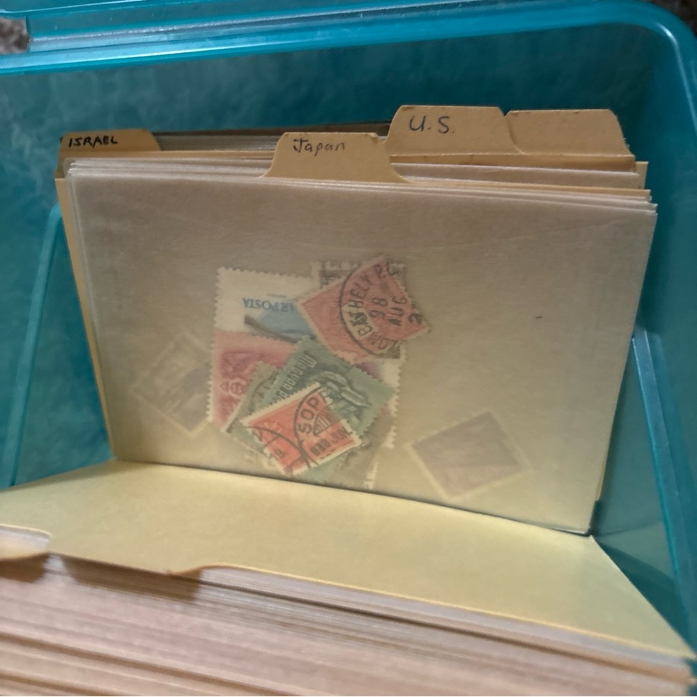 Assorted Vintage Postage Stamp Collection for Collectors: Worldwide - Picture 10 of 10